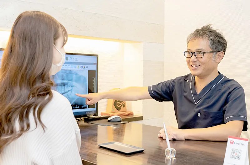 たまプラーザの矯正歯科・歯医者|たまプラーザむろき歯科・矯正歯科|院長先生治療説明中